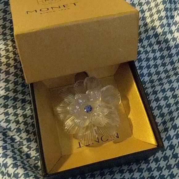 Gorgeous flower pin🤍💙 - Picture 2 of 6